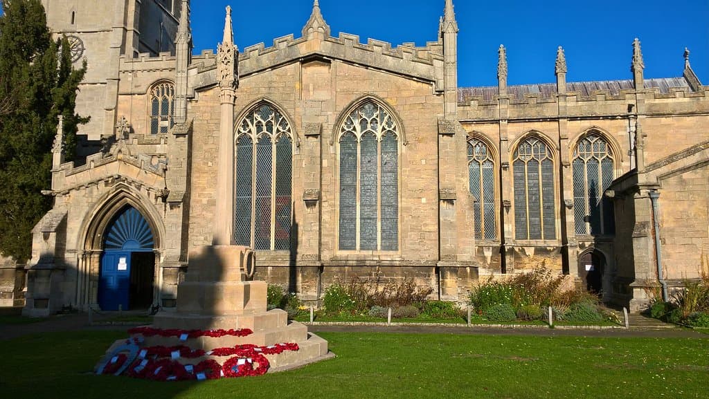 striking in that gorgeous sky !
