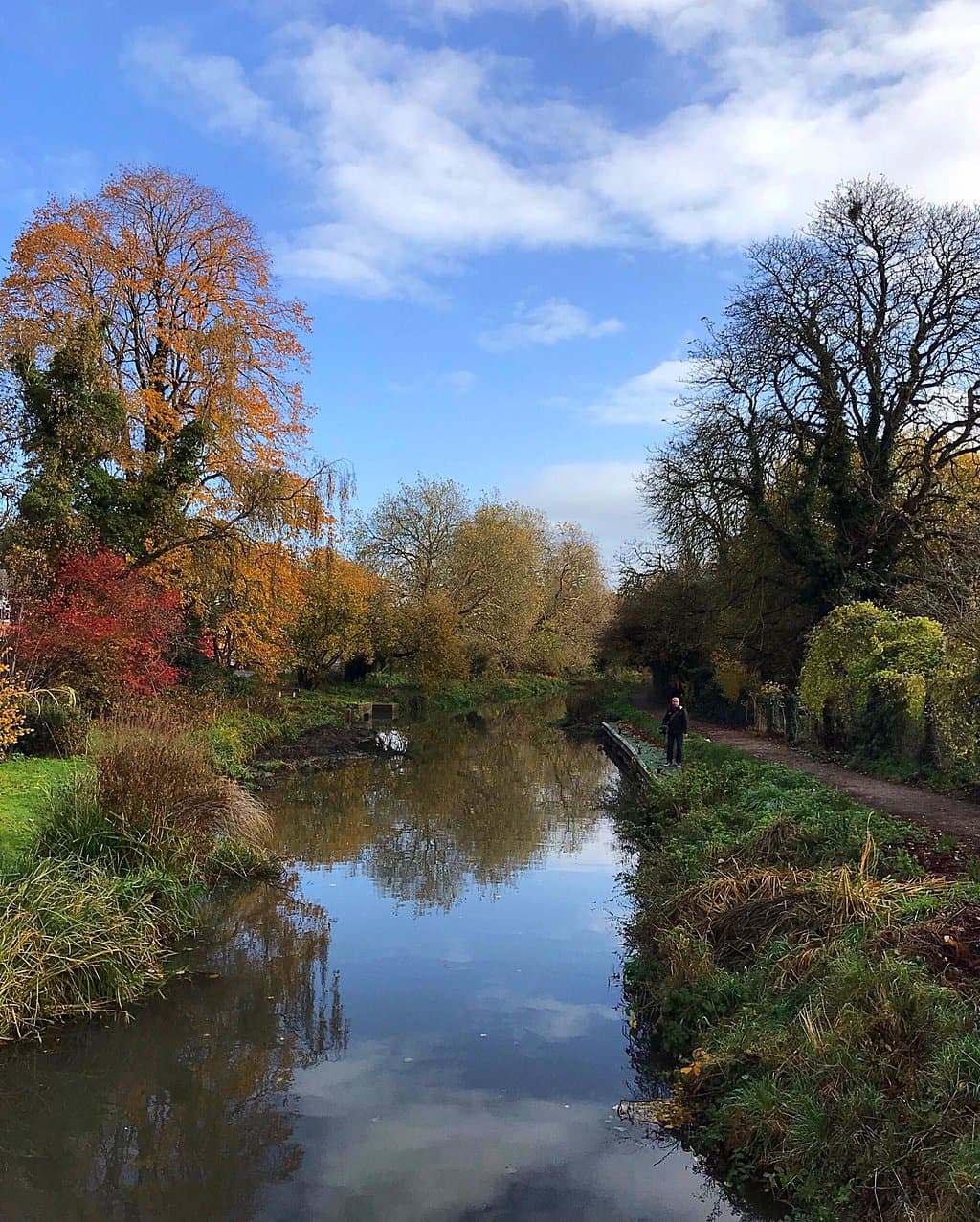 The gorgeous Autumn colours on the canal near Stroud remind me of a Turner oil painting. https://www.heatheronhertravels.com/things-to-do-in-stroud-cotswolds/ We walked down from 5 Valleys Aparthotel where we were staying and along the canal to Stroud, stopping to see the swans and the wooden mills that make tennis balls for Wimbledon! Did you know that there used to be hundreds of textile mills in the area known for making the red cloth for army uniforms and the green baize for snooker tables?