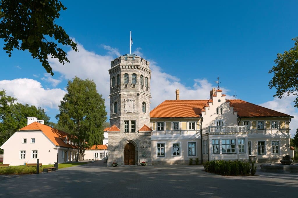 Maarjamäe Palace was commissioned by Count Anatoli Orlov-Davydov from St. Petersburg. The historicist limestone summer residence on the seashore was designed by architect Robert Gödicke and built in 1874. Now it is a branch museum of the Estonian History Museum i