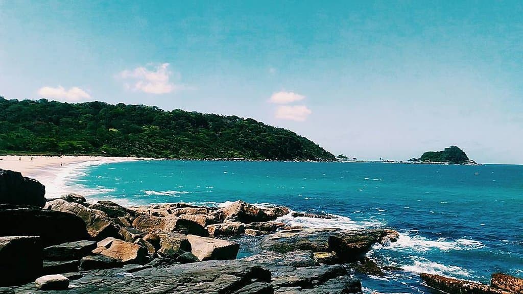 Canto direito da praia @claudiaback