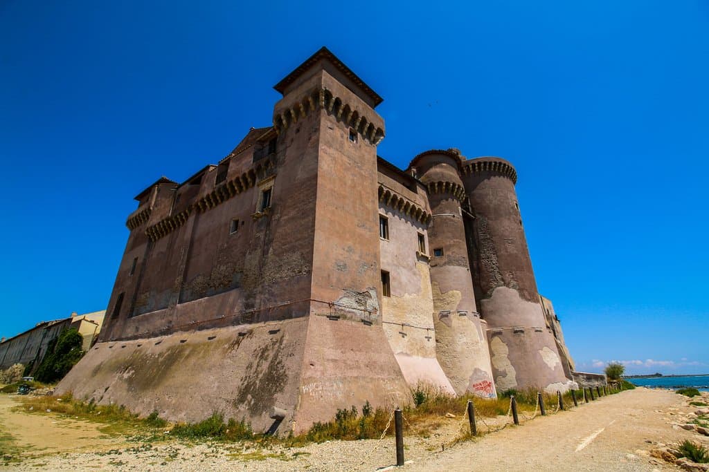il castello visto dal mare