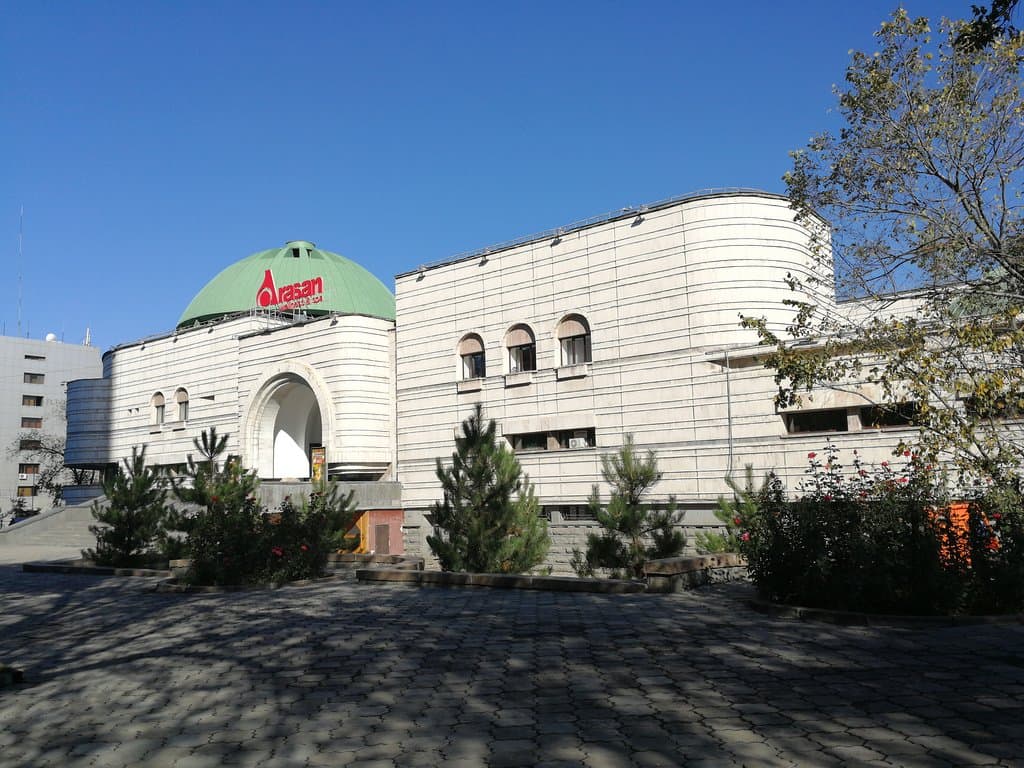 Центральный вход