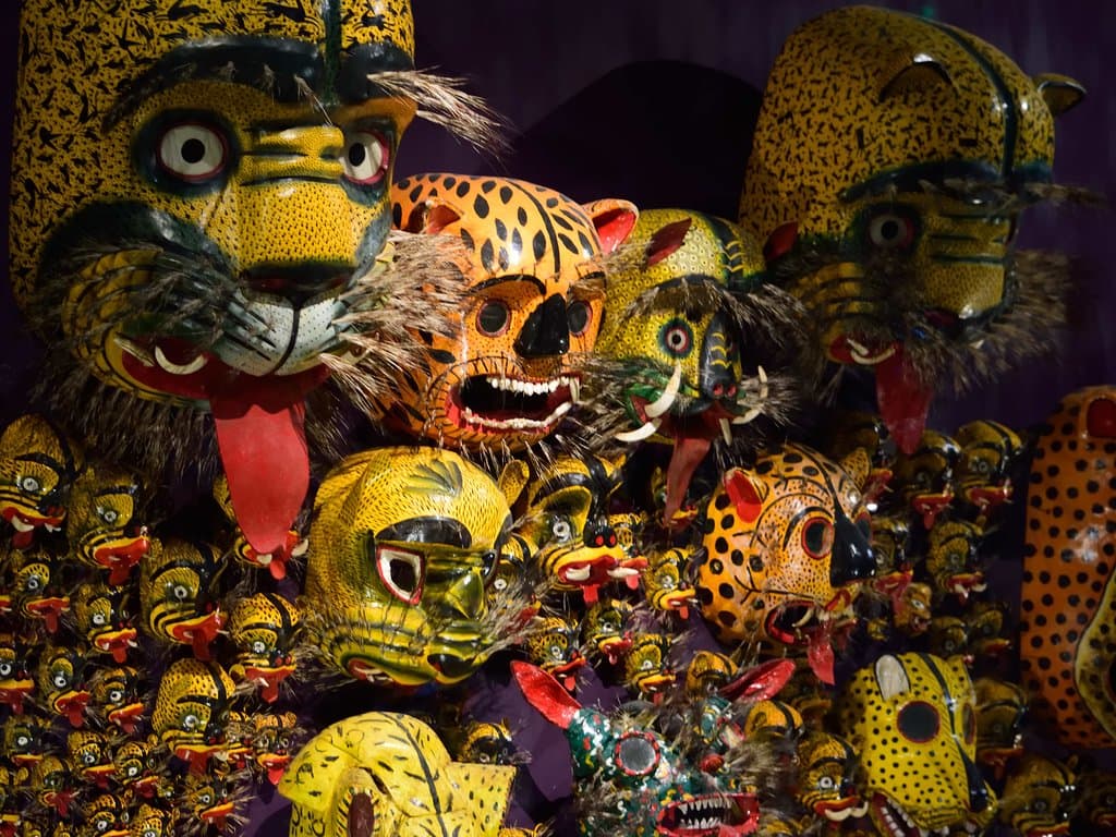 Musee d'Arts Africains, Oceaniens et Amerindiens (MAAOA). Интересные маски