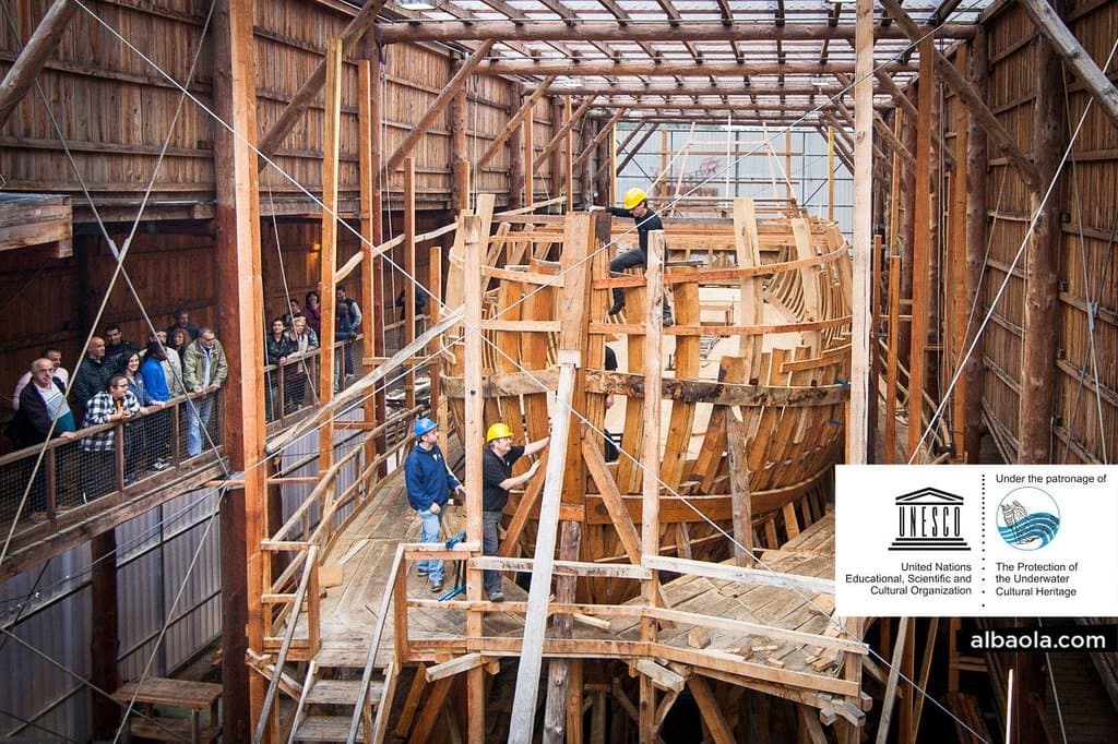 Construcción de un ballenero del siglo XVI en directo bajo el patrocinio de la UNESCO. 28 metros de eslora.