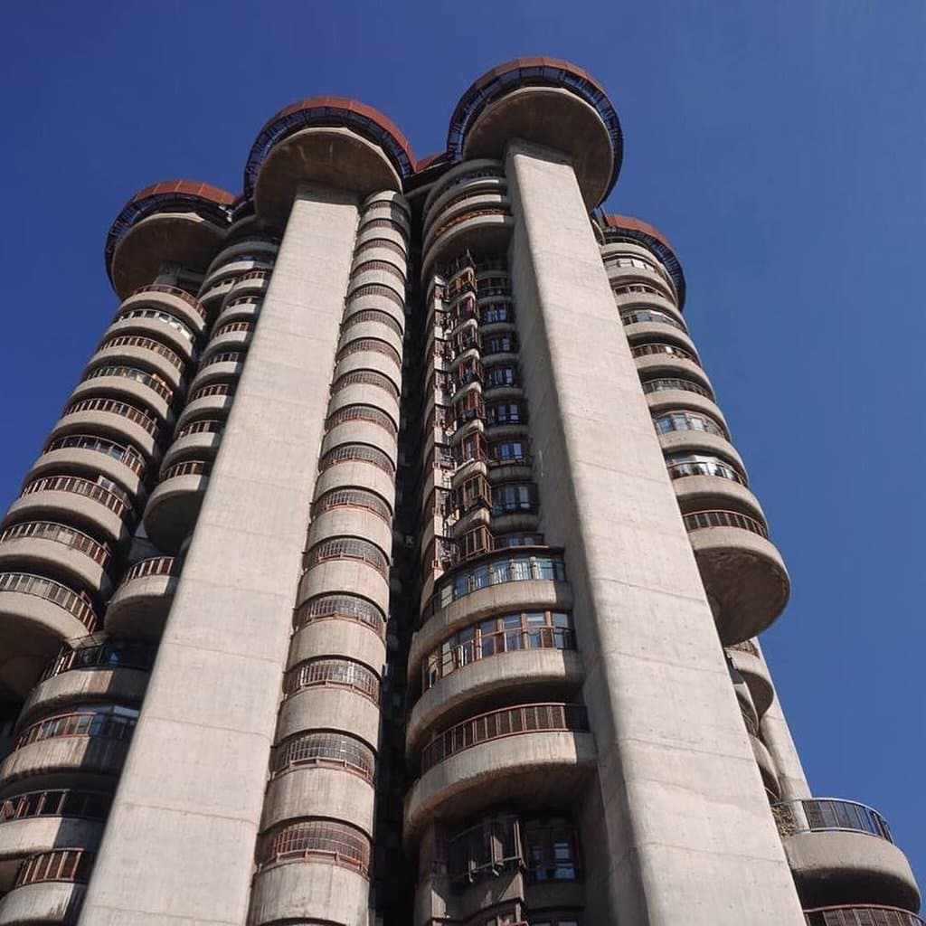 Indrukwekkende brutalistische architectuur! Een torenflat die eruit ziet als een nest jonge ufo’s.