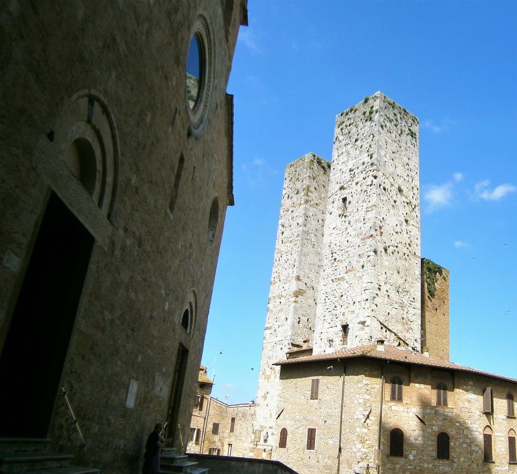A view of the tower from Piazza Duomo
