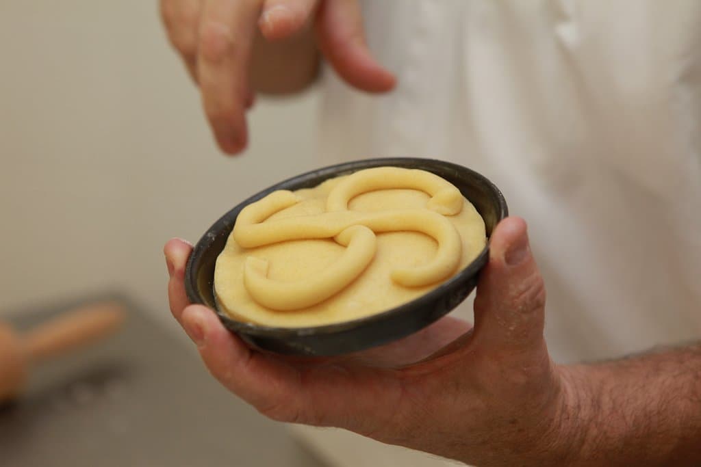 Atelier pour réaliser notre célèbre gâteau Basque.