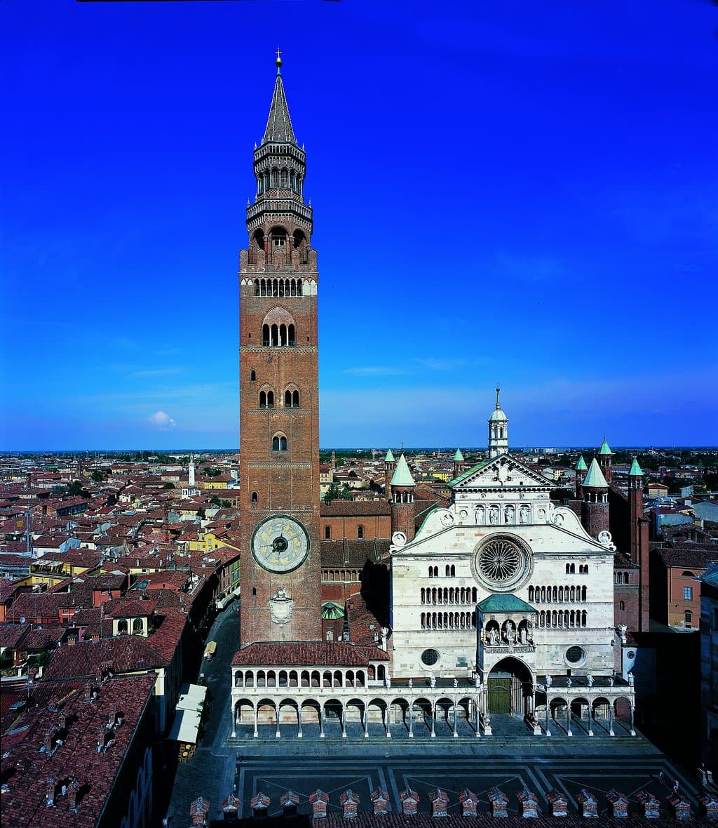 Lo splendido Duomo di Cremona con il Torrazzo.