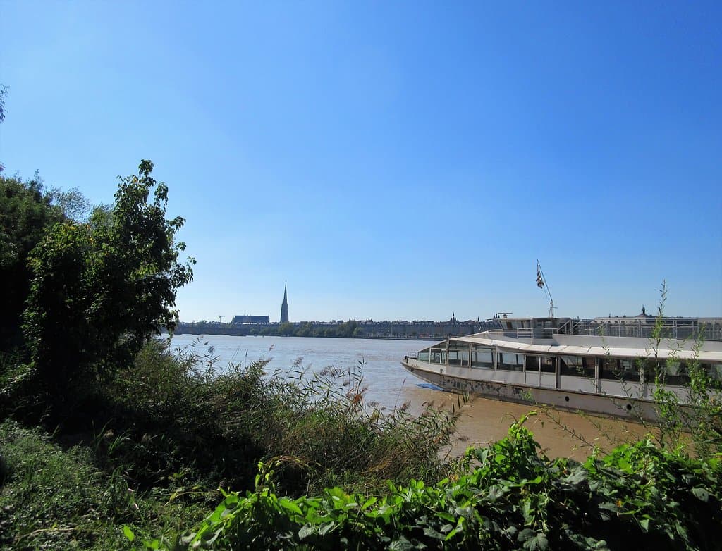 Vue spectaculaire sur l'autre rive