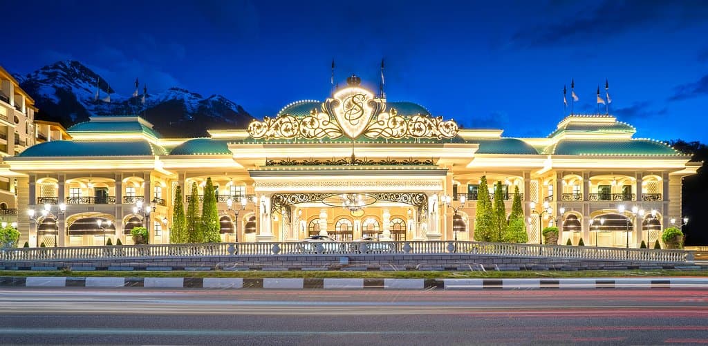Сияющее здание в начале курорта "Горки Город" притягивает внимание