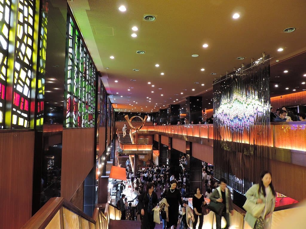 劇場内にはいろいろな装飾品で飾られています。