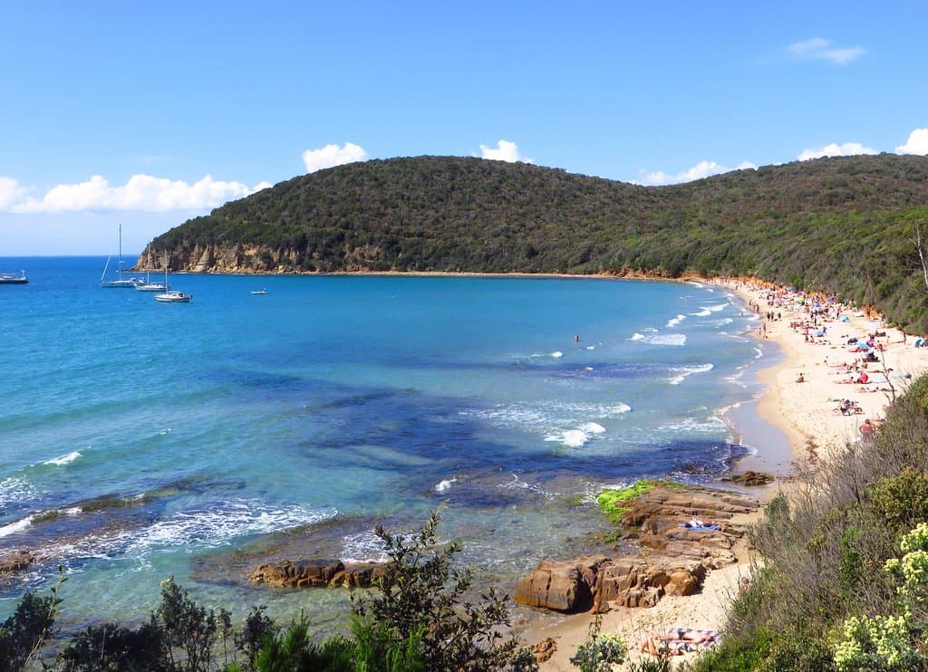 veduta d'insieme dell'arenile e del promontorio che chiude la baia a nord (punta Martina)