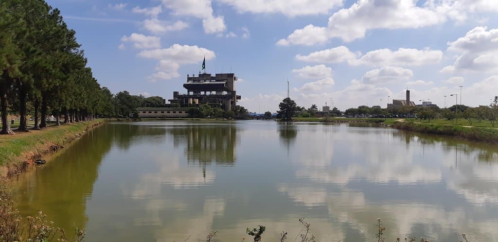 Vista do lago e do prédio da Prefeitura