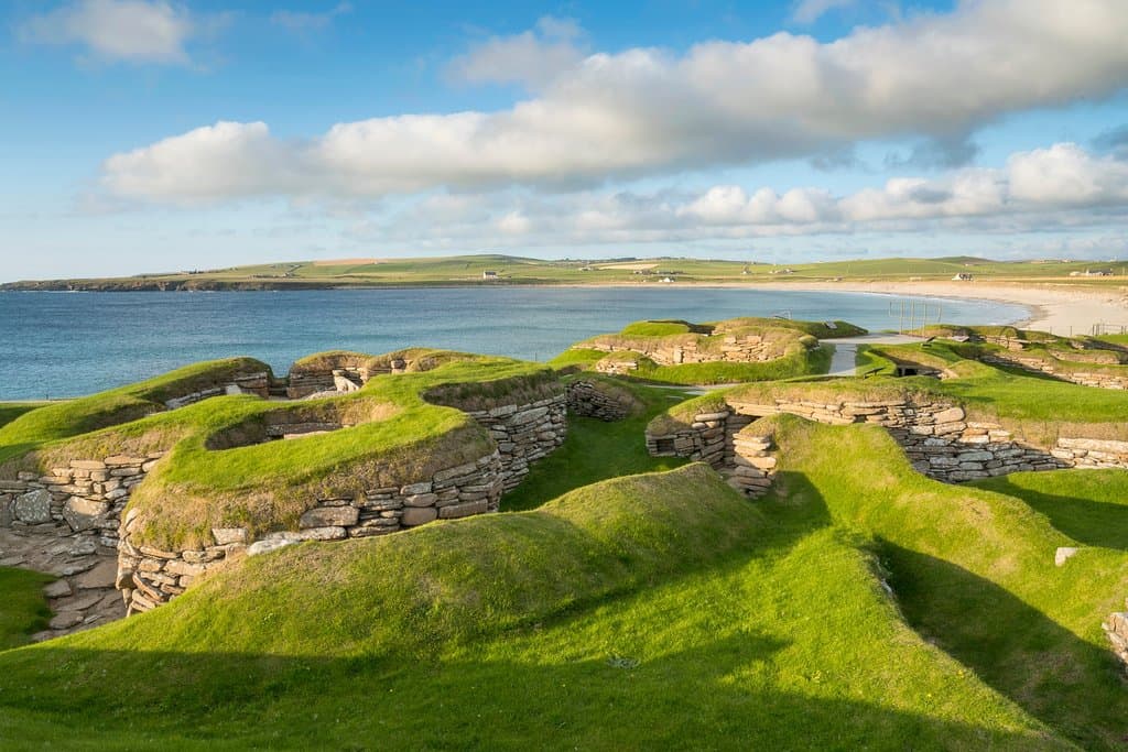 Love history? 🤔 Then Orkney's Skara Brae is a MUST! This 5000-year-old village is the best-preserved Neolithic settlement in Western Europe! ✨