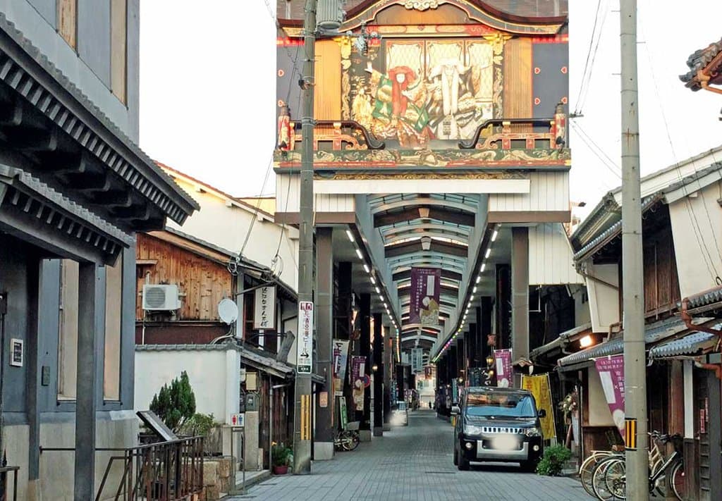 日曜日の夕方17:30の大手門通りのアーケードです。夕刻、観光客の波が引くと、歩く人もまばらになります。 左端の黒い建物が黒壁一号館。