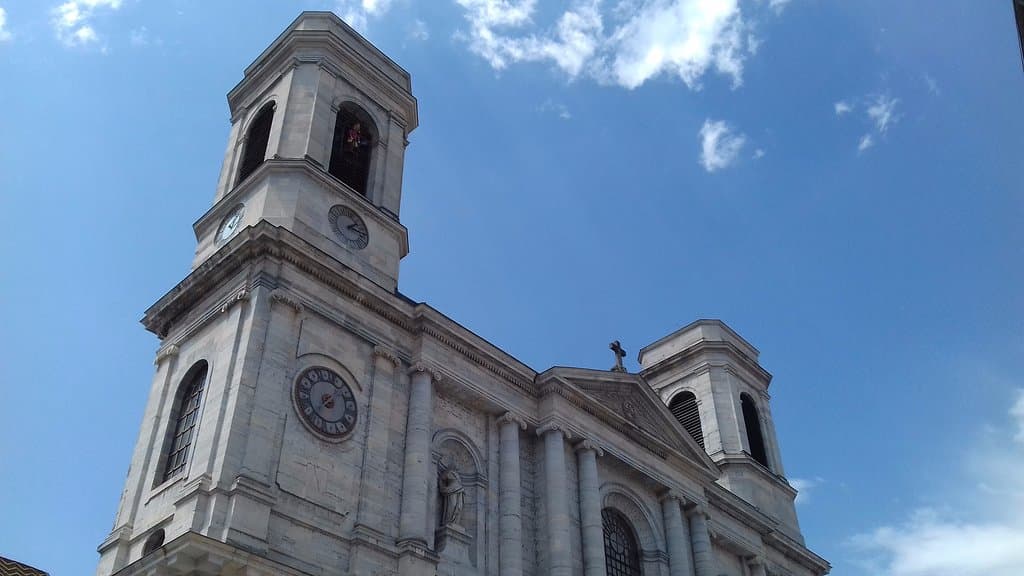 Église de la Sainte Madeleine Extérieur 2 avec le sonneur dans la tour (de gauche).