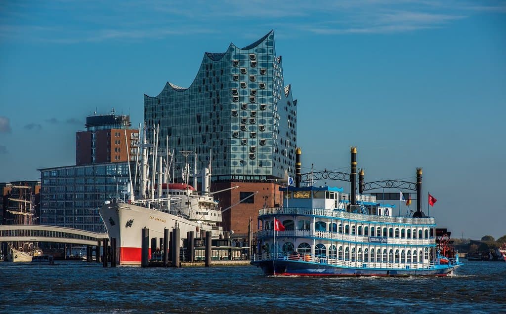 MS LOUISIANA STAR in front of the Elbphilharmonie