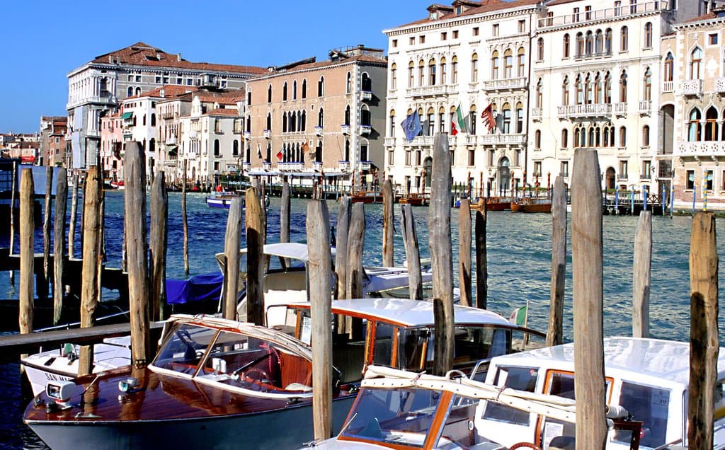 La vue sur les rives du grand canal coté de la place Saint Marc