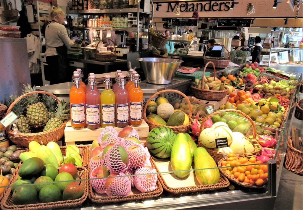 Various fruits are available at this vendor.