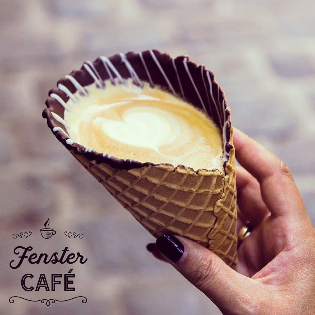 Cornettoccino in Fenster Cafe Vienna