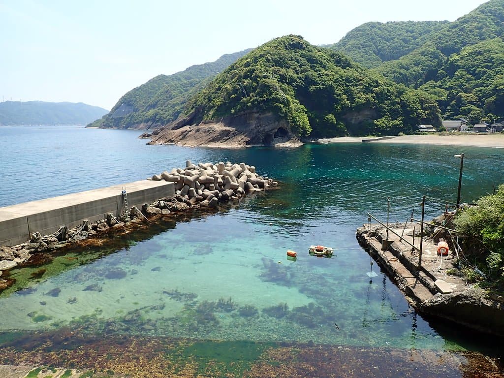 洞窟の目の前のキレイな海