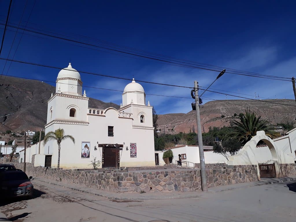 Iglesia Nuestra Señora del Rosario, a unas cuadras de la plaza