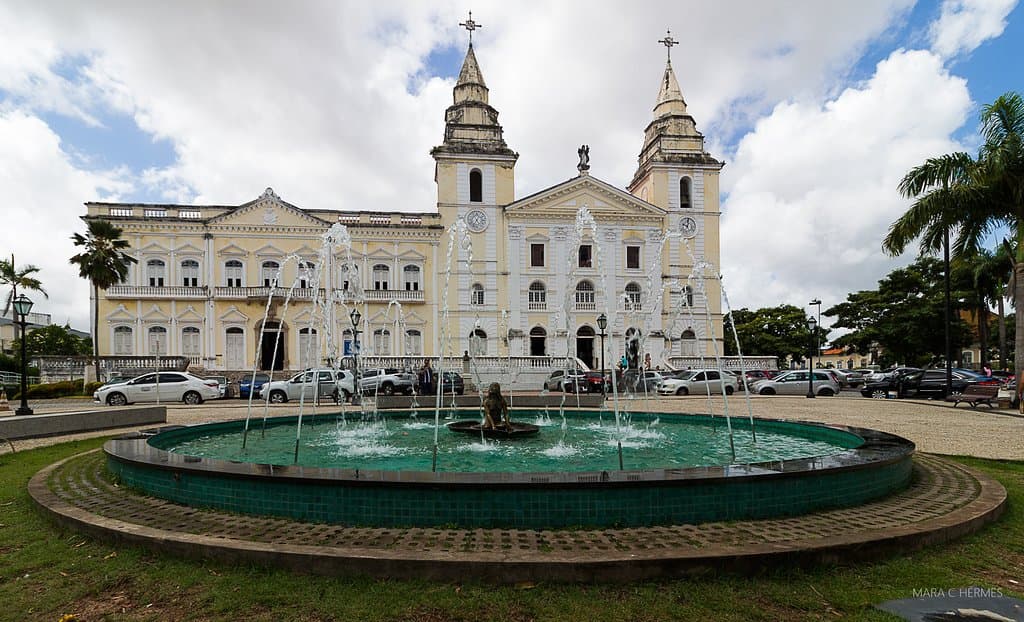 A Igreja e a bela fonte.