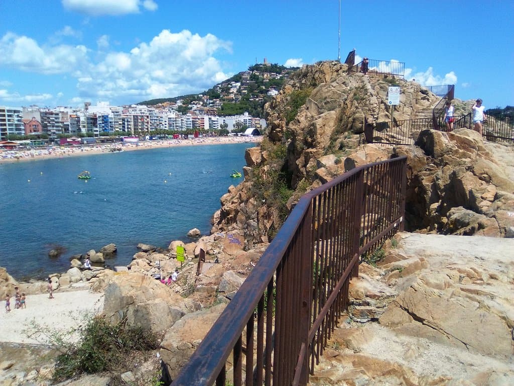 sa Palomera; al fondo, castillo Sant Joan.