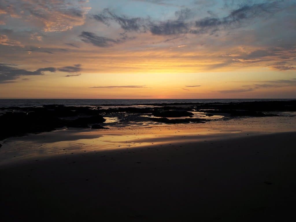 Couche de soleil sur la plage du Paracou