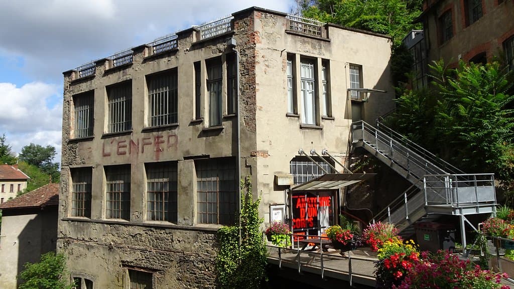 Entrée du centre d'art contemporain Le Creux de l'enfer, logé dans une ancienne usine de coutellerie, au-dessus de la rivière de la Durolle.