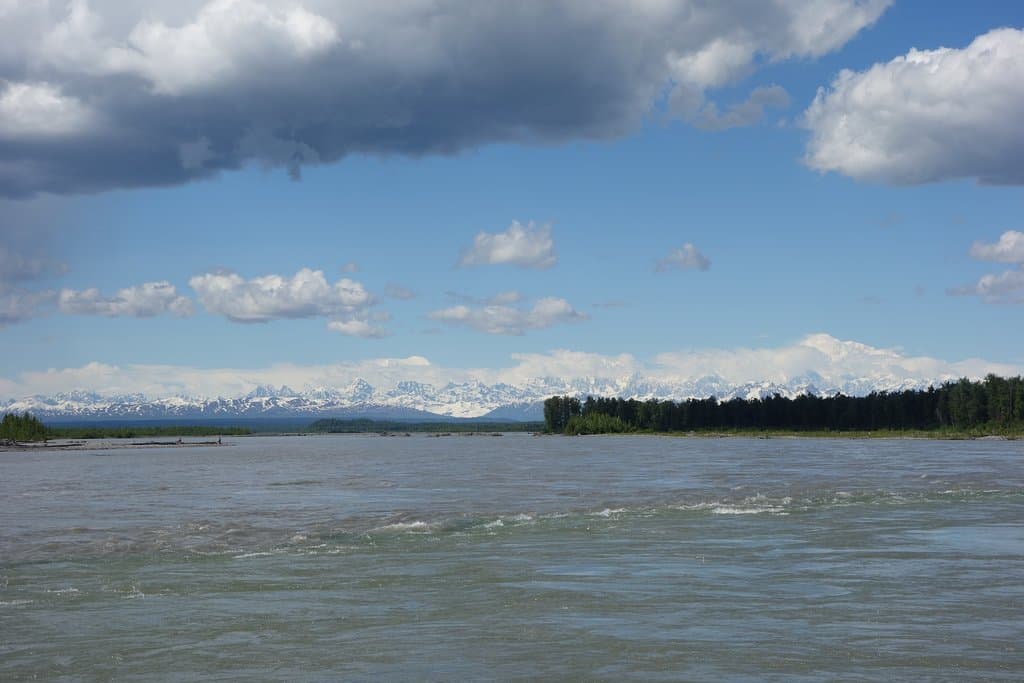 La chaîne de montagne du Parc Denali incluant le Mont McKinley à la droite vue du bord de la rivière Susitna dans le village de Talkeetna, Alaska.