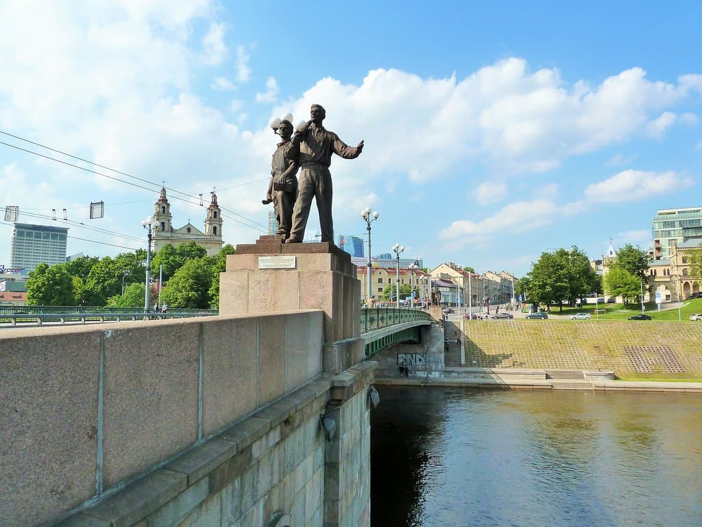 Statyer på Zaliasis Tiltas (Gröna bron) i Vilnius
