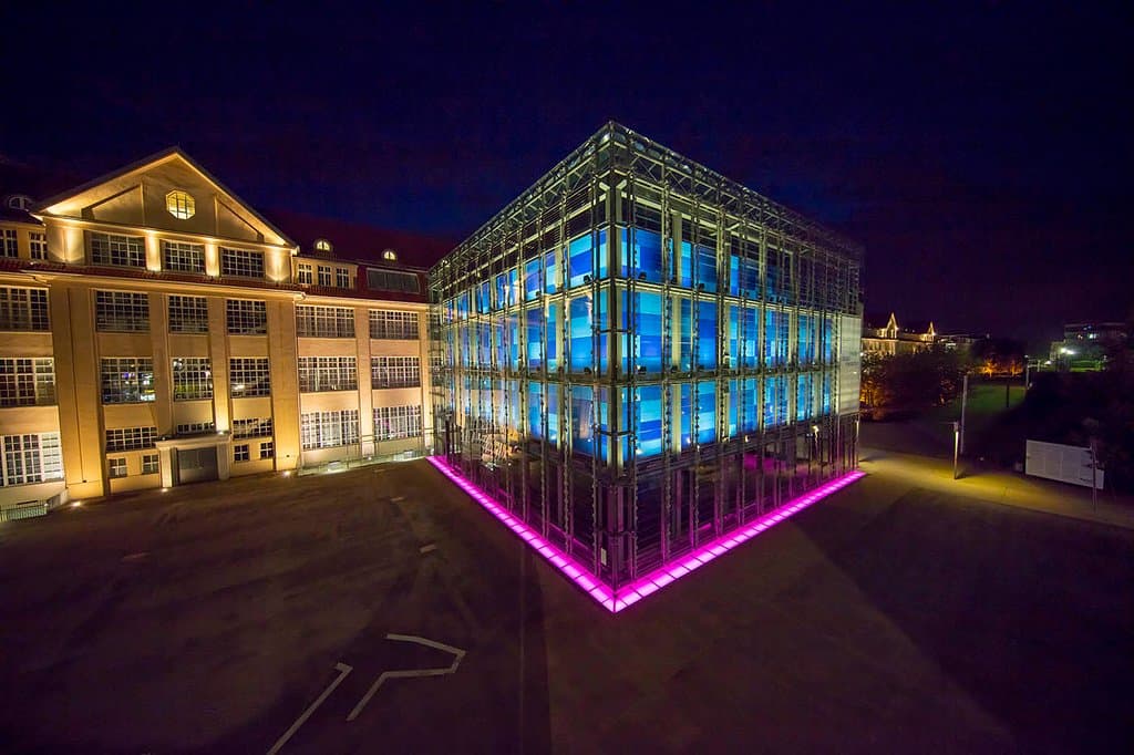 Der gläserne Kubus des ZKM | Karlsruhe bei Nacht. 
© ZKM | Zentrum für Kunst und Medien Karlsruhe, Foto: Achim Mende