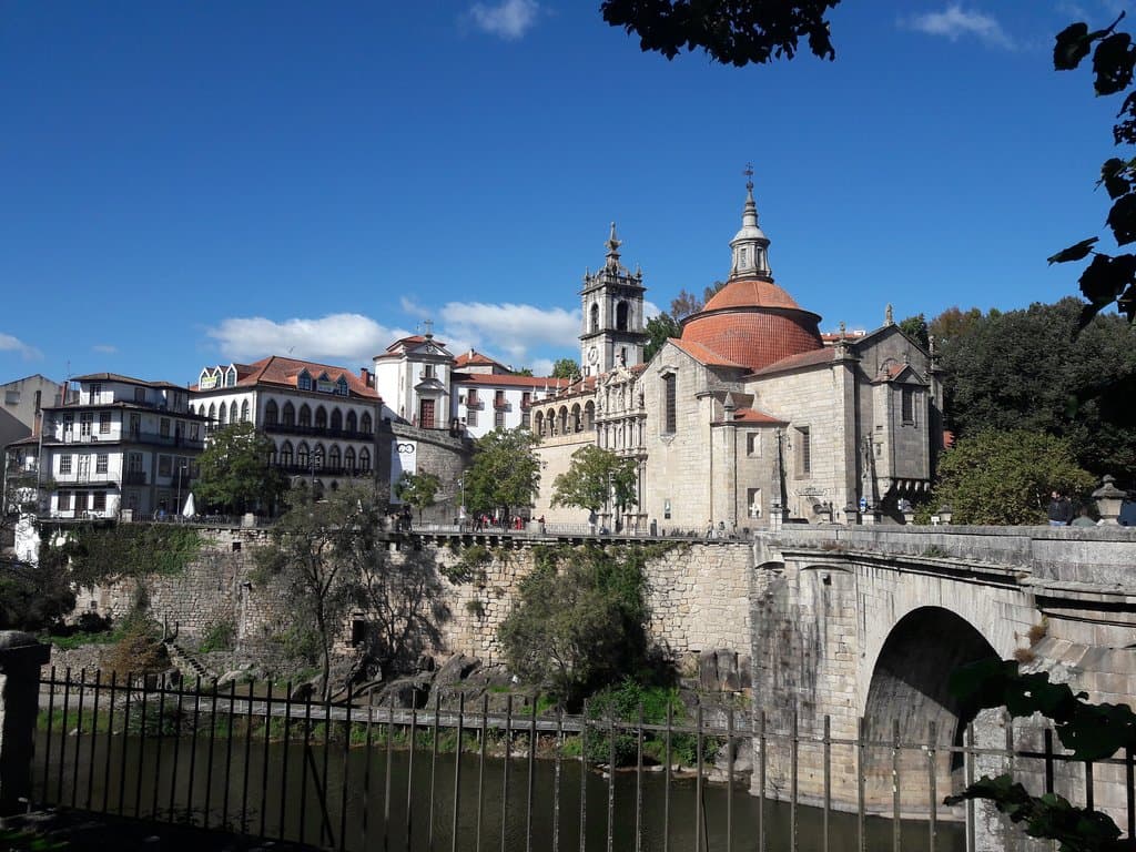 A igreja vista do outro lado da ponte.