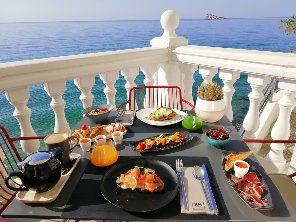 Desayuno buffet o a la carta frente al Mediterráneo.