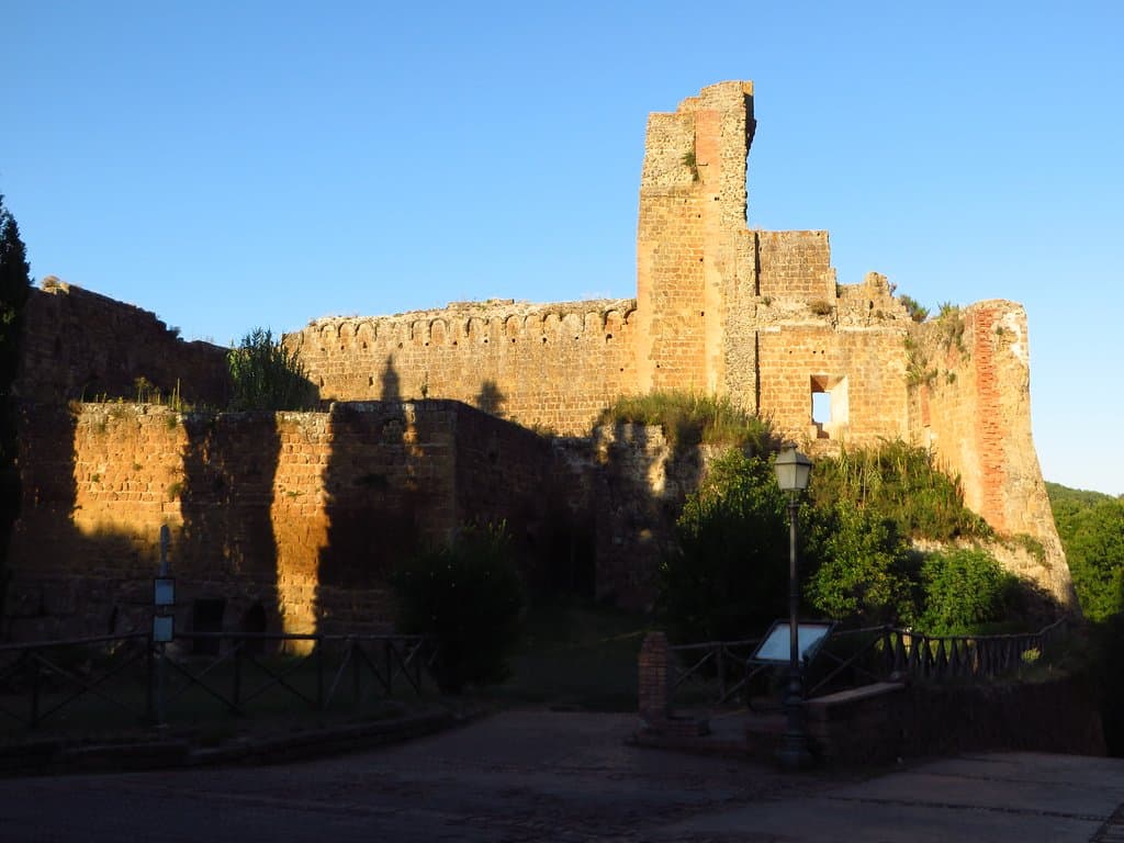 La rocca vista dal lato interno del paese
