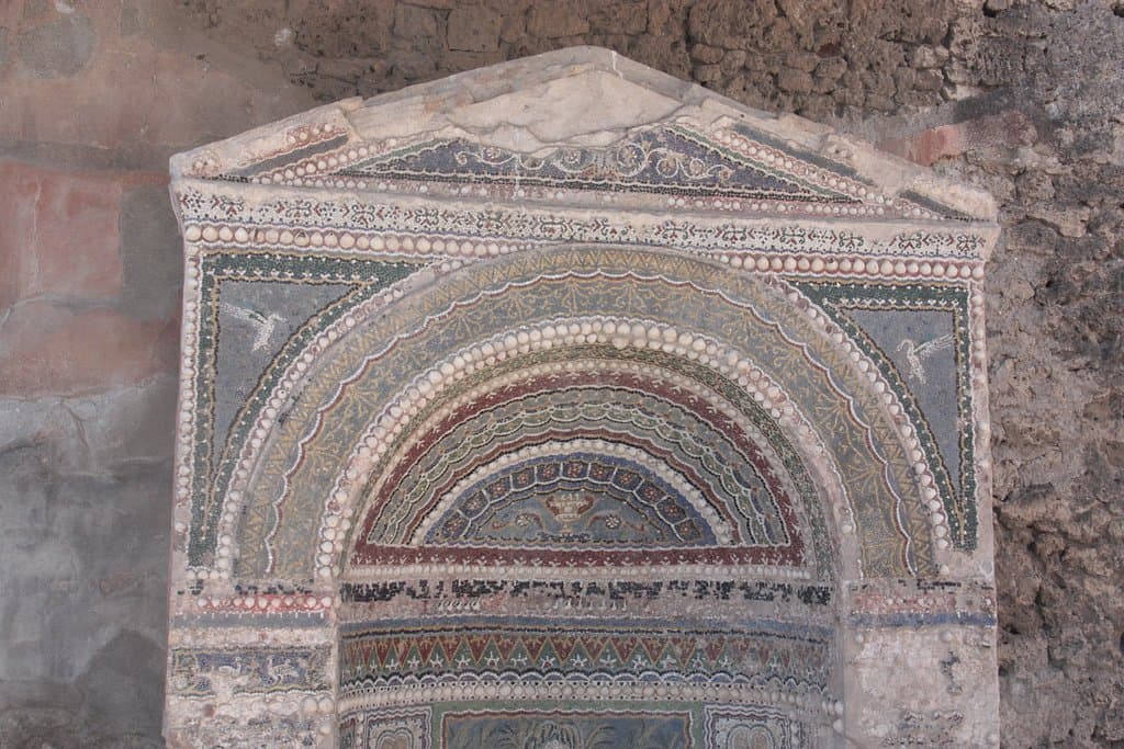 Detalle de la parte superior de la portada de la fuente.