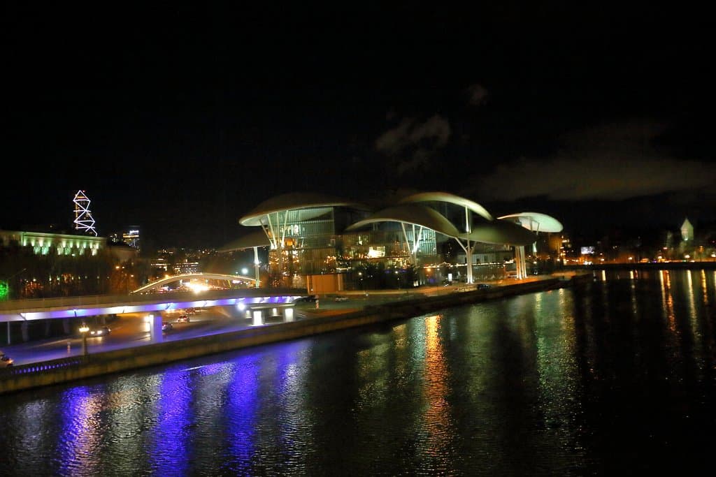 Дом юстиции в Тбилиси ночью