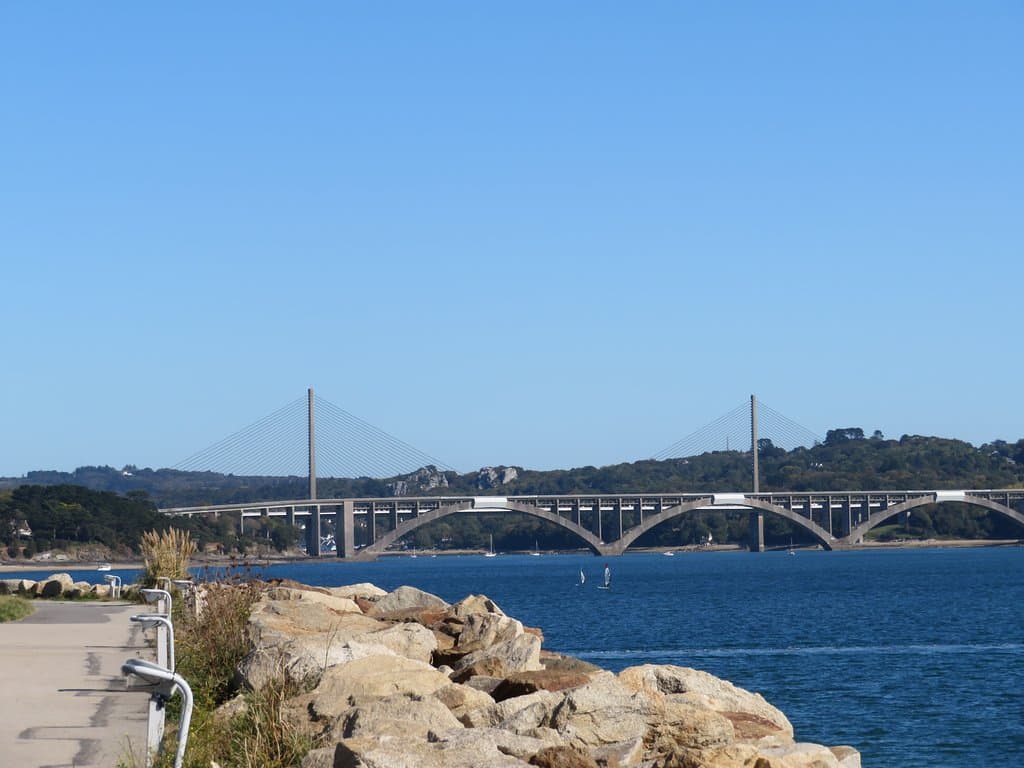Le pont de l'Iroise vu depuis le port de plaisance du Moulin Blanc à Brest