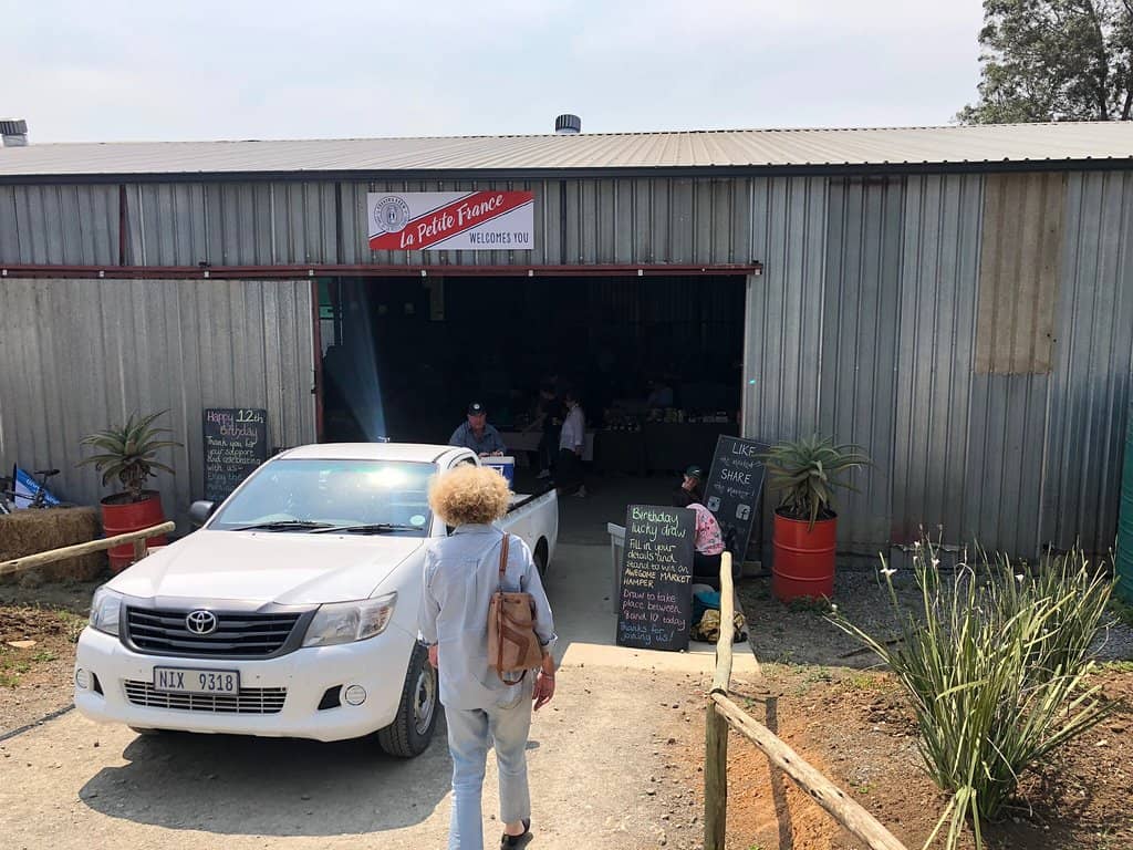 Live Music & Community Vibe