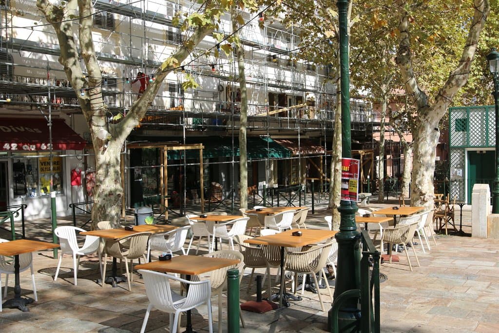 C’est une jolie place avec différents restaurants tout autour