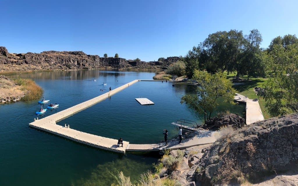 Great park with an awesomely lake! This site is ideal for everyone. Picnickers, scuba divers, kayakers, fisherman, hikers, rock climbers, swimmers, and so on, enjoy the water and the well maintained grounds located within the canyon. And only a short distance from the scenic and historical site of Shoshone Falls with its surrounding park, walking trails and boat ramps.