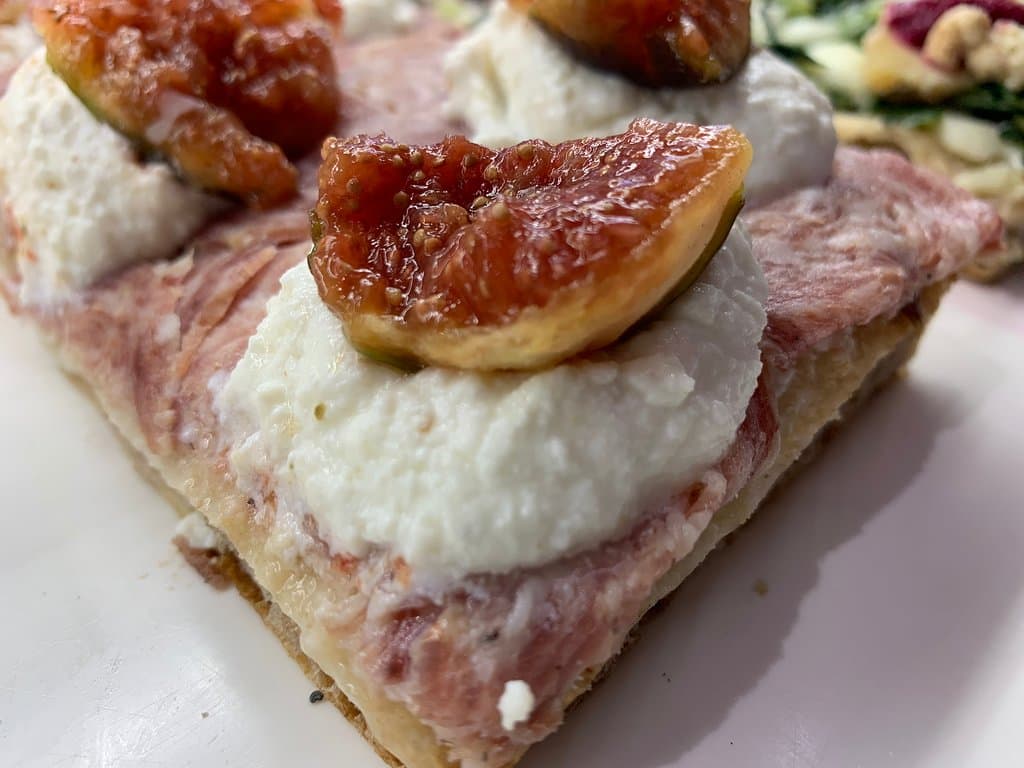 Pizza con lievito madre, finocchiona, ricotta fresca km 0 e fichi