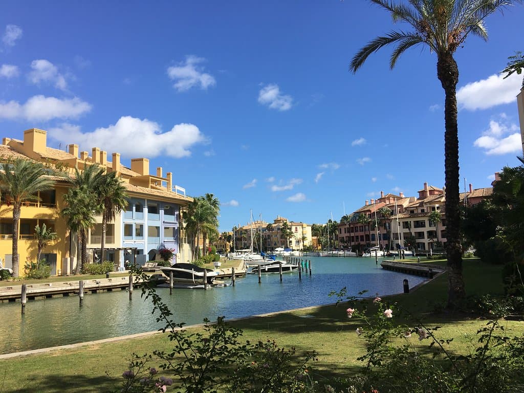 vue des résidences qui mènent au marché