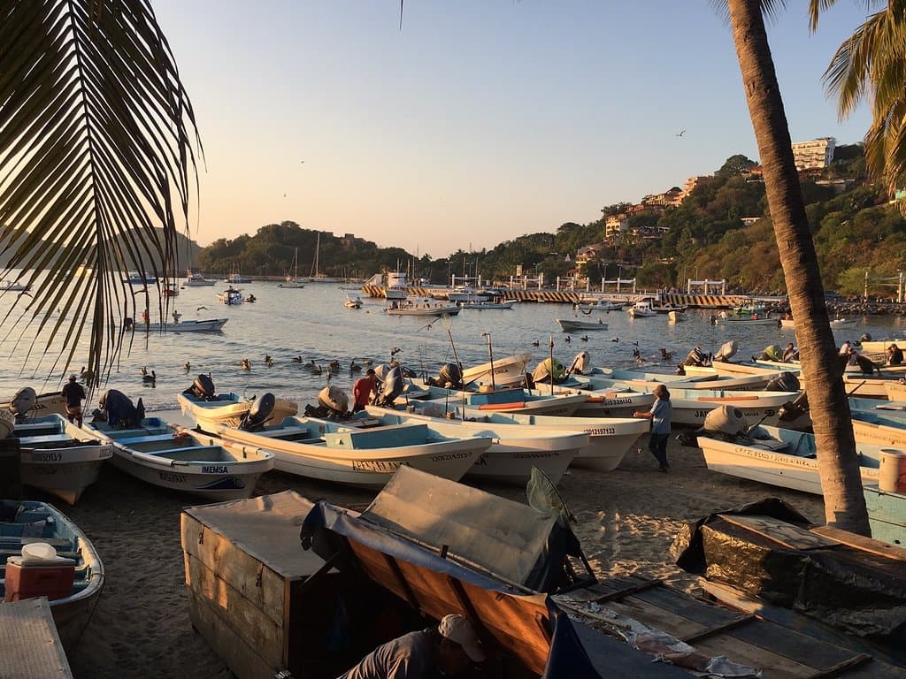 Magnifique endroit au levée du soleil. Voir les pêcheurs revenir et vendre leurs poissons: impressionnant