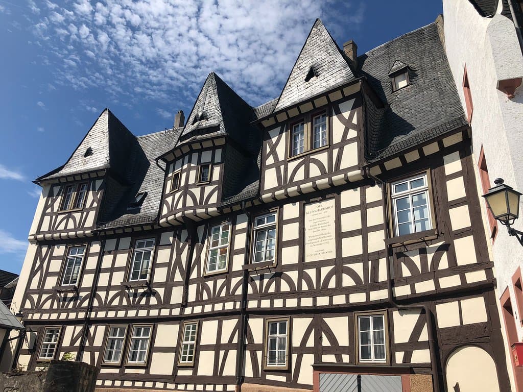 The house was built by the Klunkhards, a family of merchants in the 15th century and has a strange, concave shape.