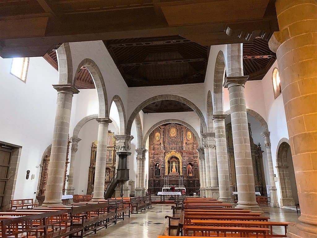 Une nef à trois vaisseaux, de magnifiques retables, un bel éclairage, un édifice accueillant à visiter.