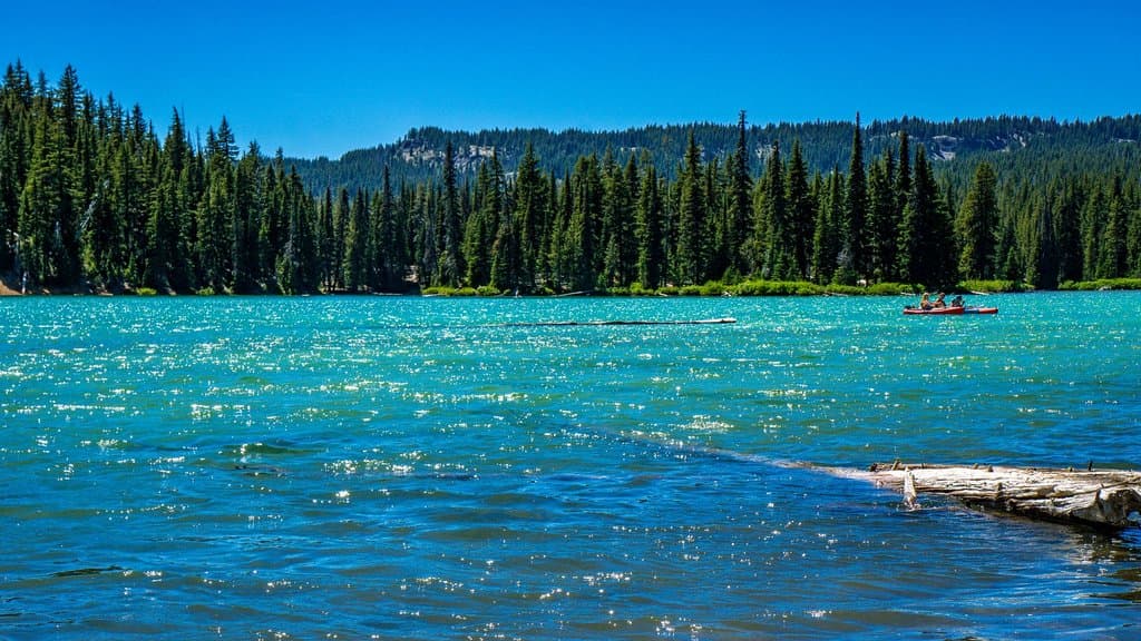 Devils lake est un tout petit lac le long de la Cascades Lakes Scenic Byway. Il est très célèbre sur Instagram pour sa couleur bleu turquoise.