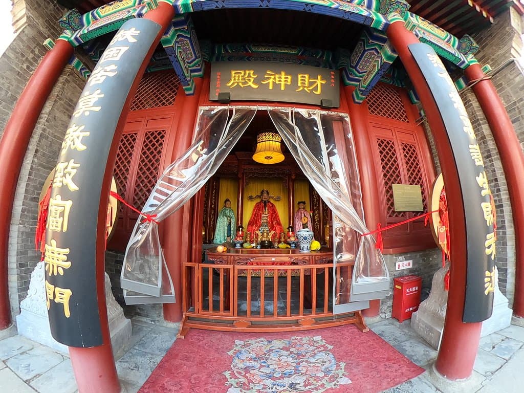 ด้านในมีศาลเทพเจ้าแห่งโชคลาภให้สักการะ