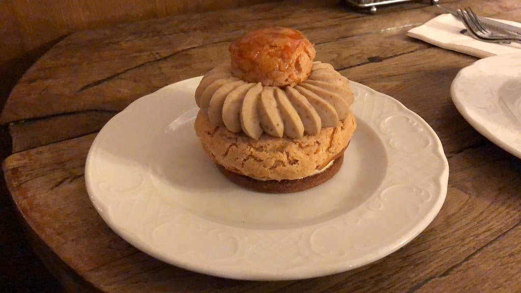 Una cafetería para tomar un capuchino y un pastel o pasta. El de la foto estaba delicioso